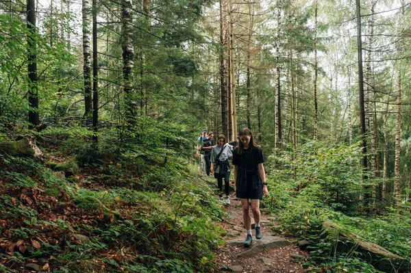 Группа Молодых Туристов Путешествует Горной Тропе Посреди Леса Активный Отдых — стоковое фото