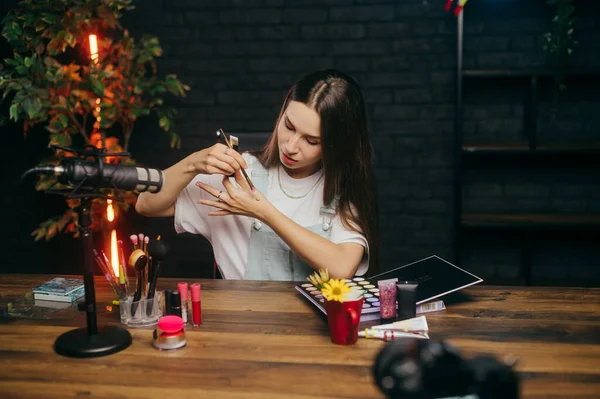 Vacker Kvinna Skönhet Bloggare Testar Kosmetika Och Spelar Chatt Videor — Stockfoto
