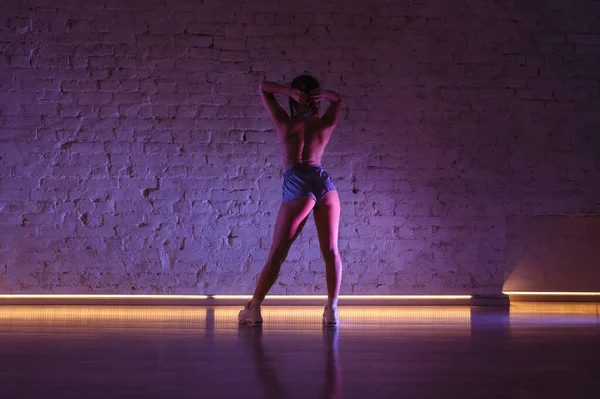 Сексуальна Жіноча Танцівниця Стоїть Тлі Стіни Рожевому Світлі Танцювальній Студії Стокове Фото