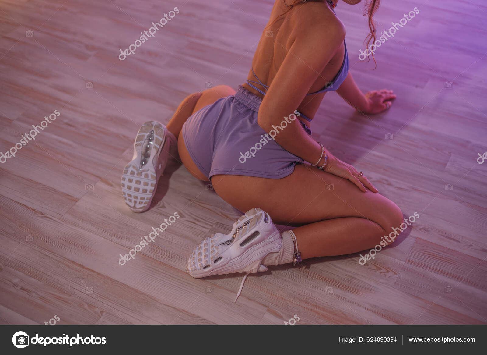 Žena Teniskách Krátkých Kraťasech Taneční Twerk Podlaze Tanečním Studiu  Close — Stock Fotografie © bodnarphoto #624090394