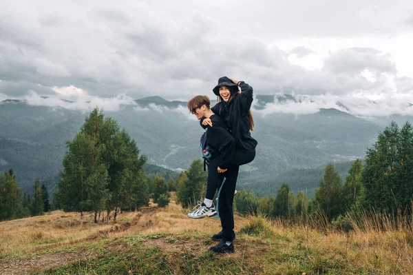 Ευτυχισμένο Νεαρό Ζευγάρι Τουριστών Που Διασκεδάζουν Στα Βουνά Στο Φόντο — Φωτογραφία Αρχείου