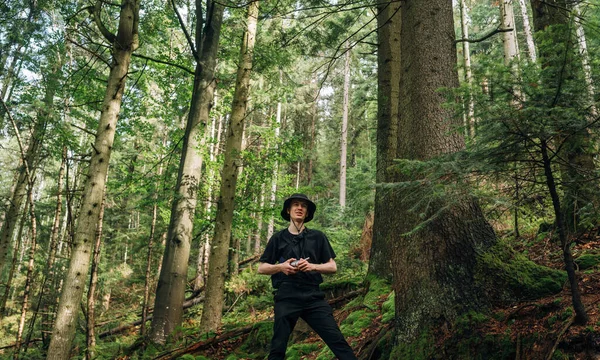 Caminhante Masculino Jovem Positivo Roupas Casuais Floresta Enquanto Escalava Montanhas — Fotografia de Stock