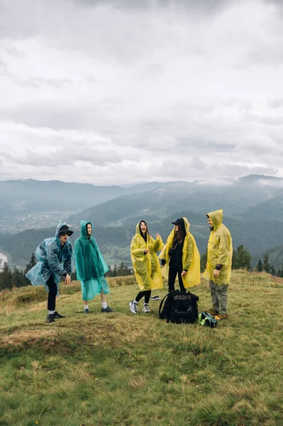 Grupo Jovens Turistas Felizes Capas Chuva Nas Montanhas Com Rostos — Fotografia de Stock