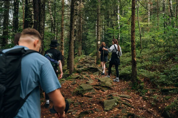 Bir Grup Genç Turist Dağ Yolunda Yürüyüş Yapıyor Dağlara Tırmanıyor — Stok fotoğraf