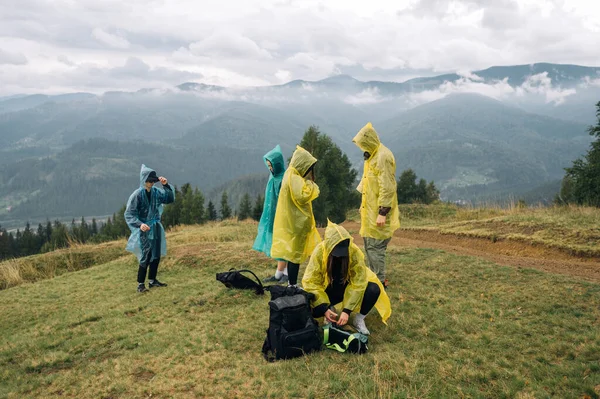 Grupo Turistas Capas Chuva Topo Estande Montanha Preparar Para Uma — Fotografia de Stock