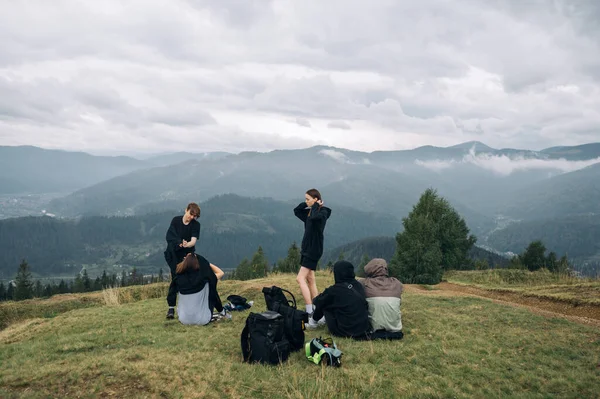 Grupo Jovens Turistas Sentar Nas Montanhas Chão Nas Montanhas Descansar — Fotografia de Stock