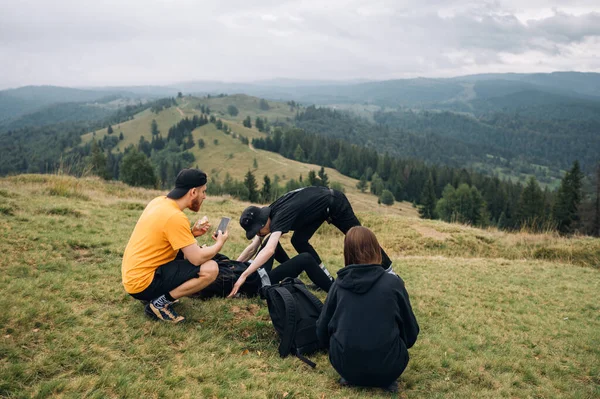 Bir Grup Turist Karpatlar Güzel Arka Planlarına Karşı Dağın Tepesinde — Stok fotoğraf