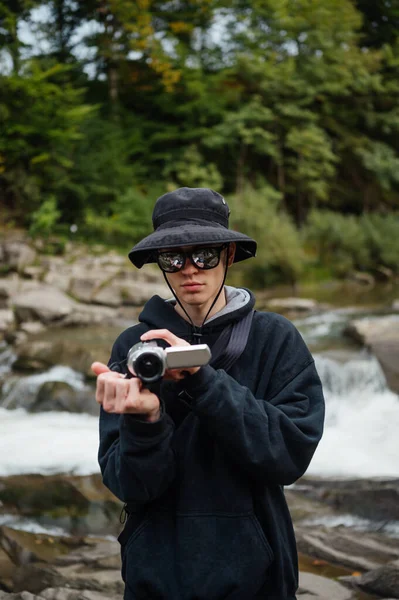 Homem Hipster Com Uma Câmera Digital Suas Mãos Faz Vídeo — Fotografia de Stock