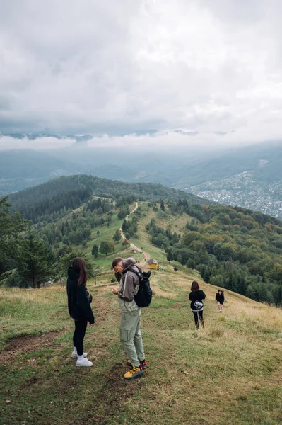 Grupo Jovens Turistas Subir Caminho Para Topo Uma Montanha Com — Fotografia de Stock