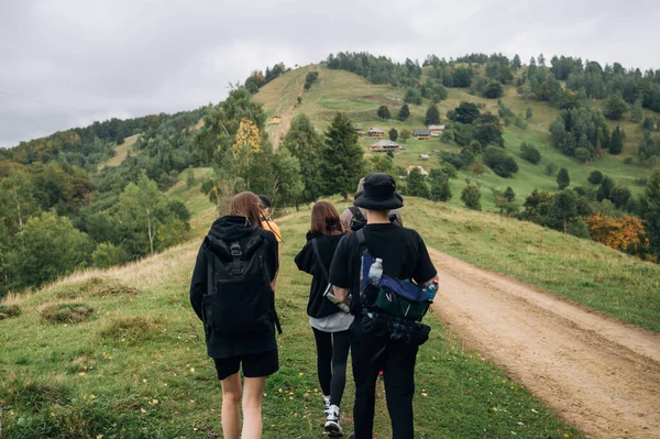 Bir Grup Genç Turist Yol Boyunca Dağlarda Yürüyorlar Köye Doğru — Stok fotoğraf