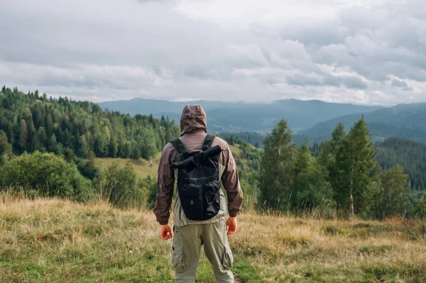 在喀尔巴阡山脉美丽景色的映衬下 一个背着背包的男性游客的背影 — 图库照片