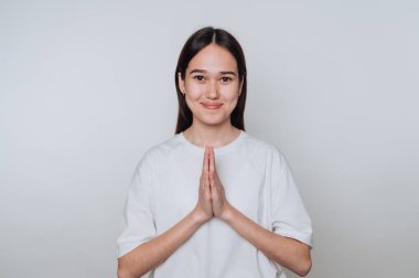 Arkaplanda bir minnettarlık jesti olarak birlikte gülümseyen bir kadın.