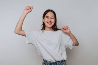 Genç Asyalı kadın gündüz vakti neşeli bir şekilde dans ediyor. Parlak ve neşeli bir ifadeyle.