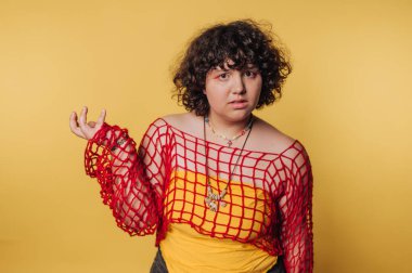 Yaratıcı bir fotoğraf çekimi sırasında canlı renklerle ve cesur stillerle stüdyoda eşsiz bir moda ifadesi.