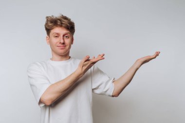 Elleri gelişigüzel hareket eden genç adam coşkusunu ve bağlılığını açık yüreklilikle ifade ediyor. Kopyalama alanı