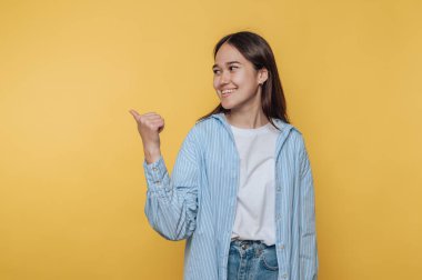 Kadın sevinçle ışıldarken, parlak sarı arka planda olumlu bir şeyler söylüyor.