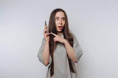 Beyaz arka planda akıllı telefonuyla konuşan şaşırtıcı kadın hareketleri.