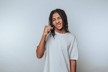 Neşeli ifade, beyaz arka planda muzaffer bir ruhu somutlaştıran, yumruğunu kaldıran genç bir insan olarak tasvir edilir.