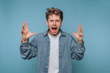 Adam hayal kırıklığını mavi arka planda kaldırarak ifade ediyor.