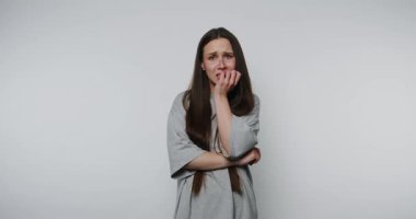 Gergin kadın, belirsizlik anında basit bir iç mekan ortamında kaygılarını ifade eder.