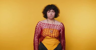 Dikkat çekici sarı bir arka planda moda ve duygularla kendini ifade etmeyi keşfetmek