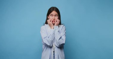 Genç bir kadın, gergin bir anda stüdyo ortamında kaygısını dile getiriyor.