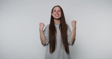 Yaratıcı bir stüdyo ortamında başarıyı neşe ve heyecanla kutluyoruz.