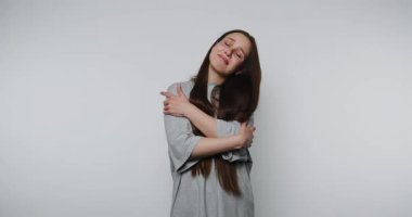 Gündüz vakti minimalist iç mekan ortamında kendini seven ve ilgilenen bir kadın.