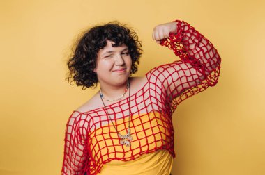 Kırmızı ağlı, kendine güvenen, sarı arka planda esneyen biri..