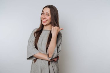 Omuzlarının üzerinden arka planda gülümseyen bir kadın..