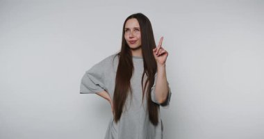 Genç bir kadın şakacı bir tavırla arka planda düşünceli bir görünüm sergilerken bir fikri var.