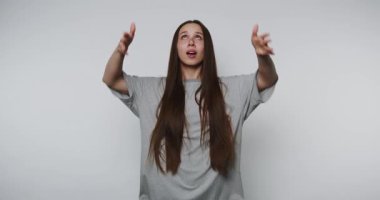 Nefes egzersizleri yapan ve beyaz bir arka plan üzerinde meditasyon yapan çekici bir kız. Dans gösterisinde genç bir kadın duygularını kapalı alanda ifade ediyor.