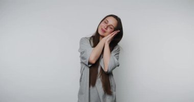 Kadın, minimalist bir ortamda neşe ve memnuniyeti ifade ederken rahatlamanın tadını çıkarıyor.