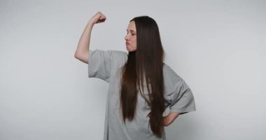 Tarafsız stüdyo ortamında kendine güvenen güçlü bir kadın.