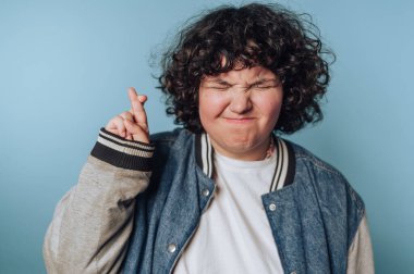 Genç bir kadının portresi mavi arka planda neşeli umutları ifade ediyor.