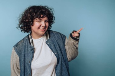 Genç bir kadının portresi neşe saçıyor ve mavi arka planda kaygısız bir tavır sergiliyor.