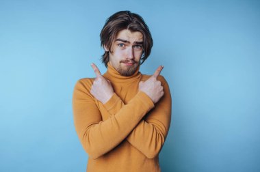 Genç adamın portresi iki yönü gösteriyor. Mavi arka planda belirsizlik ve kararsızlığı simgeliyor.