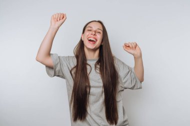 Genç bir kızın portresi oyundaki zaferini sevinçle kutluyor, arka plandaki heyecanı somutlaştırıyor