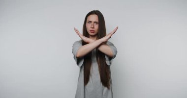 Endişeli kadın beyaz arka planda kollarını çapraz yapıyor.