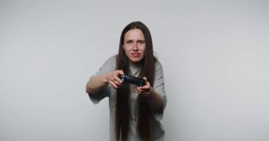 Görüntü, beyaz arka planda rahatsızlığını ifade eden genç bir kadını yakalıyor