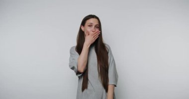 Neşeli bir kadın, beyaz arka planda tuhaf ve kaygısız bir tavırla öpücük yolluyor.