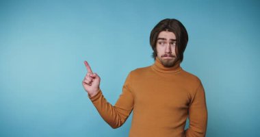 Genç adamın görüntüsü özenle mavi arka planda kendine güvenini gösteriyor.