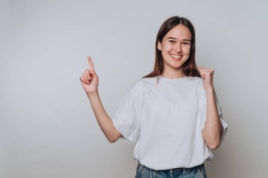 Genç bir kadının portresi coşkuyla yukarı doğru, ışık arka planında yön ve pozitiflik duygusunu aktarıyor