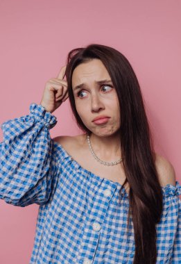 Genç bir kadının portresi, pembe arka planda düşüncelere dalmış dalgın bir ruh hali sergiliyor.