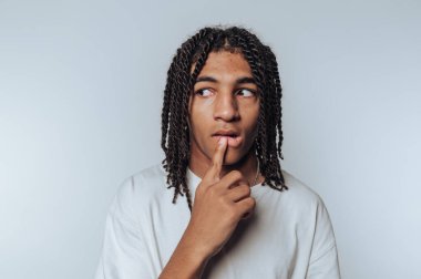 Genç adamın portresi tuhaf bir ifade sergiliyor. Bu arada parmaklarını ince arkaplana koyuyorlar.