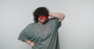 Düşünceli genç bir kadının hafif arka plandaki merakı temsil eden kafalarını kaşıdığı görüntüler.