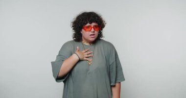 Genç bir kadının görüntüsü, arka planda bir sorgu jesti ile kafa karışıklığını gösteriyor.