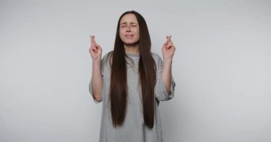 Genç kadının görüntülerinde umut, umut ve umut ışığı yansıtıyor. Arkaplanda beklenti ve arzu var.