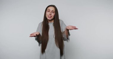 Gri gömlekli kadın karışık bir ifade takınıyor.