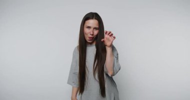 Kadın şakacı elleriyle pençe hareketi yapıyor..